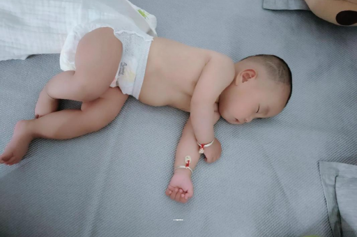 鄂尔多斯几个月宝宝会抬头